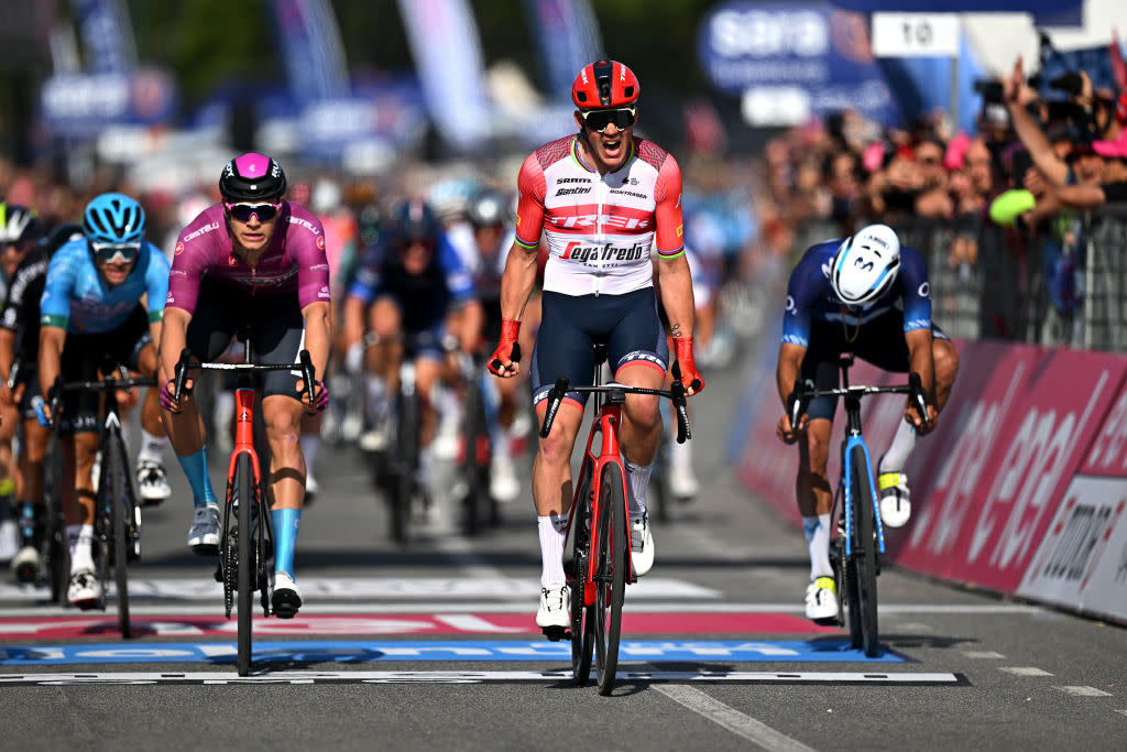  Mads Pedersen beats Jonathan Milan to the line on stage 6 of the Giro d'Italia in Naples 