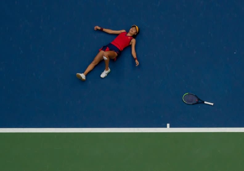 瑞度卡努決賽獲勝後，鷹眼式角拍下他興奮倒地躺下。取自US Open Tennis 推特。