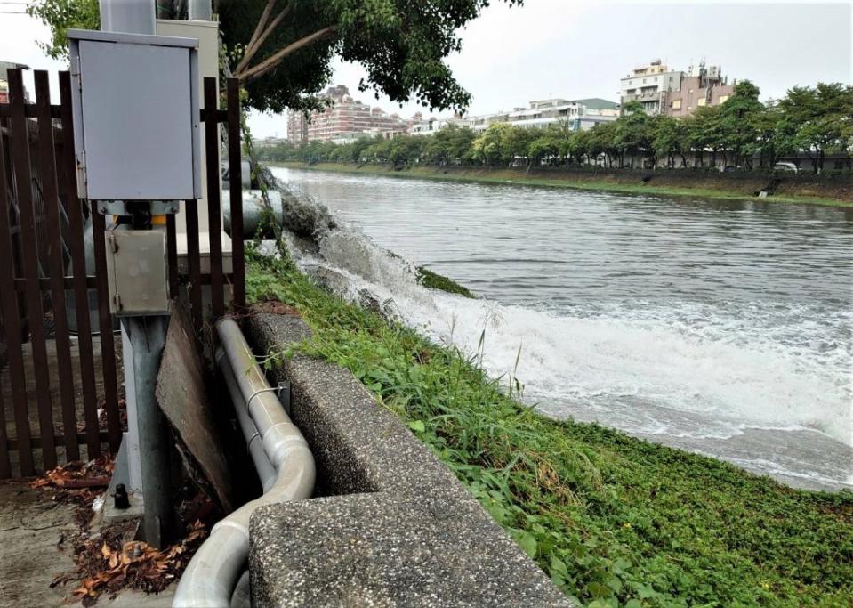 今年八月份午後熱對流降雨期間，安南區安西一號水門抽水機均正常運作。（水利局提供）