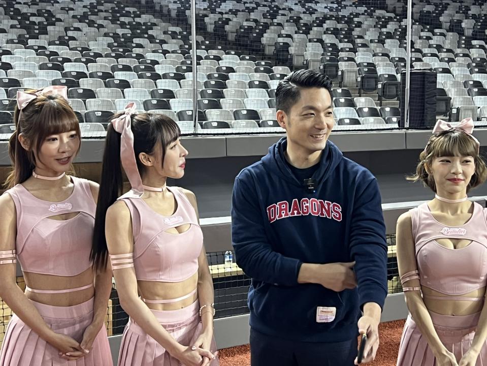 台北市長蔣萬安和啦啦隊女孩合照。記者黃泓哲攝影