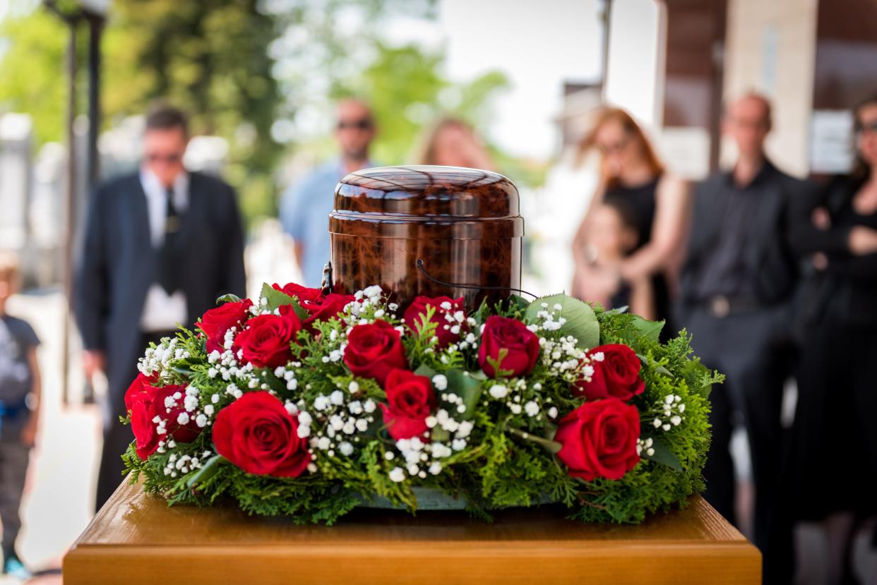 There are many options for honoring the dearly departed, from traditional burials and traditional services to eco-friendly alternatives and flameless cremation.