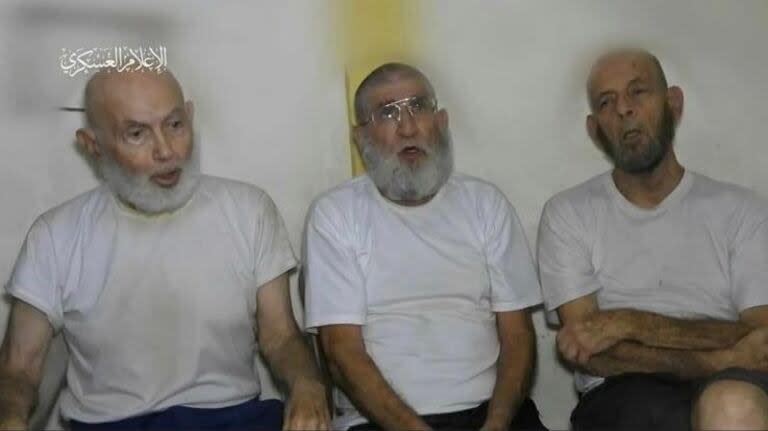 Los tres hombres, identificados como Amiram Cooper, Yoram Metzger y Haim Peri, tenían 80 años o más. Aparecieron en un vídeo publicado en diciembre por Hamas bajo el título 