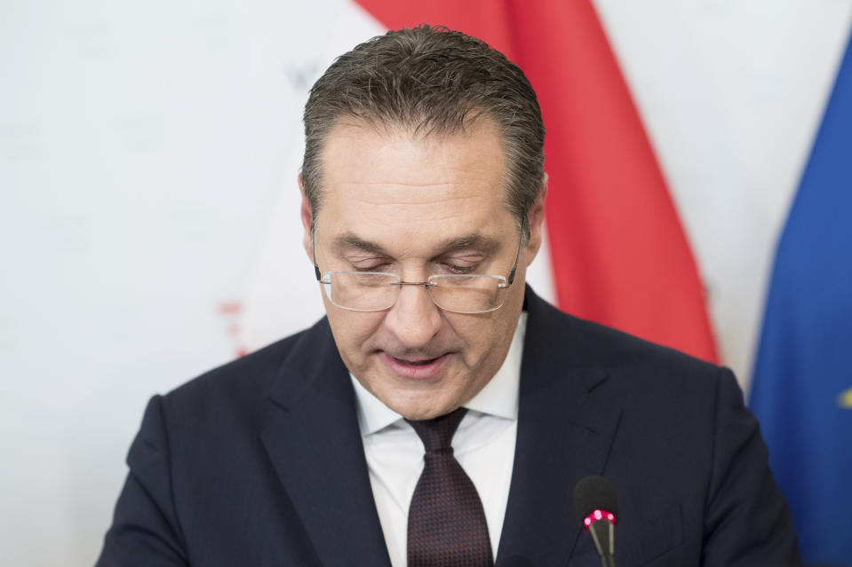 Austrian Vice Chancellor Heinz-Christian Strache (Austrian Freedom Party), center, addresses the media during press conference at the sport ministry in Vienna, Austria, Saturday, May 18, 2019. Strache says he is resigning after two German newspapers published footage of him apparently offering lucrative government contracts to a potential Russian benefactor. (AP Photo/Michael Gruber)