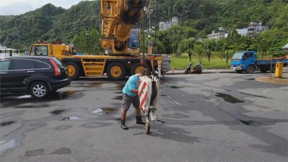 「璨樹」來勢洶洶　業者緊急吊掛遊艇上岸躲颱風