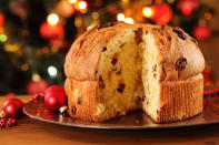 <p>Panettone verzehrt man in Italien traditionell in der Weihnachtszeit. Der in Mailand erfundene Kuchen enthält meistens Rosinen und die typische verzierte Papiermanschette. Inzwischen ist die süße Spezialität auch über Italiens Grenzen hinaus erhältlich. (Bild: Getty Images) </p>