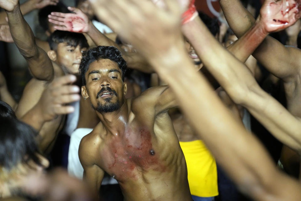 Musulmanes chiíes se golpean el pecho para mostrar su pena durante una procesión con motivo de la Ashoura, en Lahore, Pakistán, el 27 de julio de 2023. (AP Foto/K.M. Chaudary)