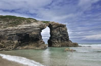 <b>6. Playa de las Catedrales (Ribadeo, España)</b><br><br>Una española tiene el honor de colarse entre las 10 mejores del mundo. Ni en Andalucía, ni en Baleares ni Canarias: está en Galicia. Declarada Monumento natural por la Consejería de Medio Ambiente de la Junta de Galicia, lo más característico de la playa son los arcos y las cuevas.