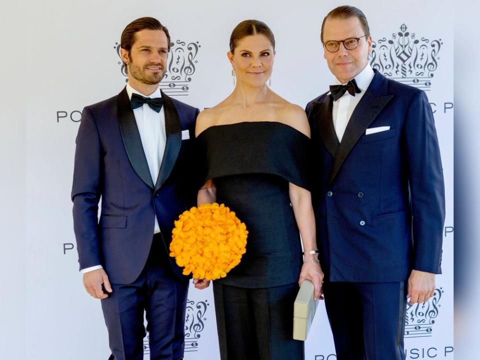 Gemeinsam mit ihrem jüngeren Bruder Prinz Carl Philip (l.) und ihrem Ehemann Prinz Daniel nahm Kronprinzessin Victoria an der Verleihung des "Polar Music Prize" teil. (Bild: imago/PPE)