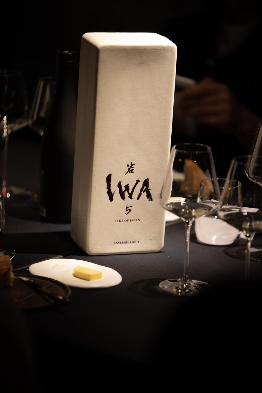「IWA 5」的最新包裝以友善環境的蘆葦製成，從表面可見自然的纖維紋路。（樂活酒窖提供）