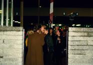 Noch am Abend strömten zahlreiche Berliner aus beiden Teilen der Stadt an die Grenzübergänge, so wie hier Ost-Berliner auf der östlichen Seite des "Checkpoint Charlie". (Bild: AP Photo/Lutz Schmidt)