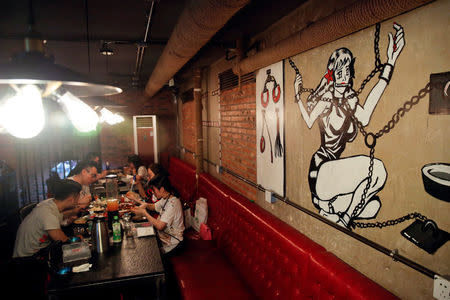 Customers eat a meal at Ke'er restaurant (Shell in English) in Beijing, China, May 26, 2016. REUTERS/Kim Kyung-Hoon