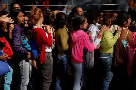 Mujeres en una fila para tratar de comprar pañales en una farmacia. 18 de marzo de 2017. REUTERS/Carlos Garcia Rawlins