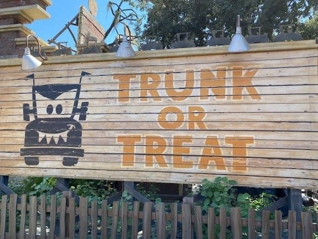 "trunk or treat" sign