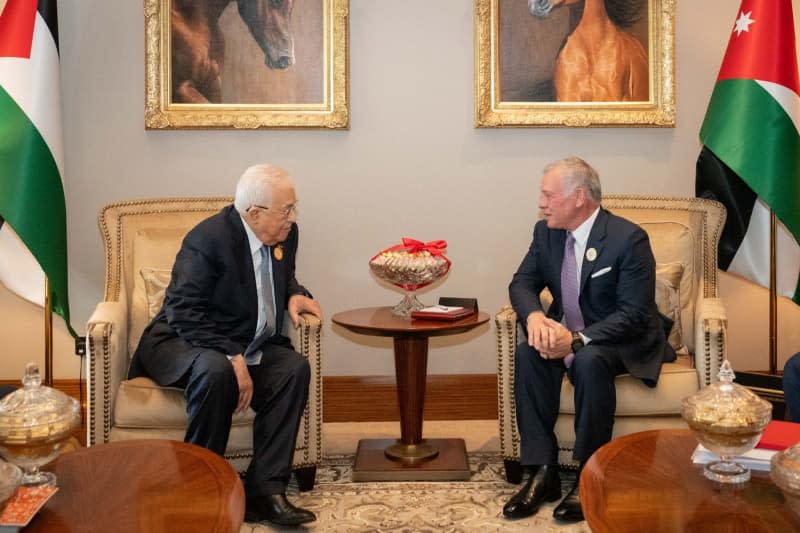 King Abdullah II of Jordan (R) holds a joint meeting with Palestine's President Mahmoud Abbas on the sidelines of the 33rd Arab League Summit. -/Petra/dpa