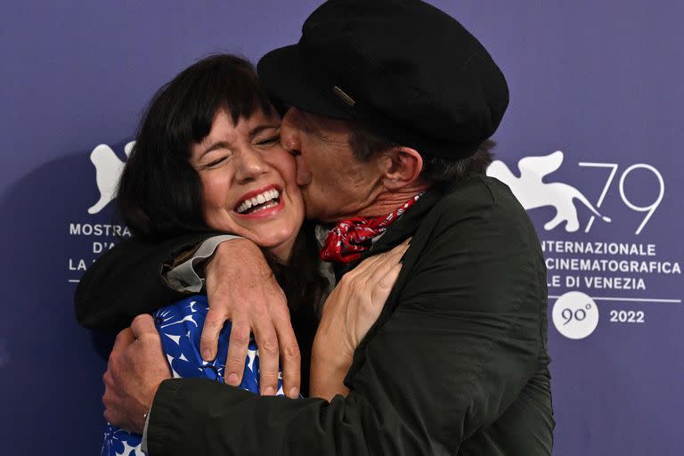 Una muestra de afecto entre Griselda Siciliani y Daniel Giménez Cacho en la presentación de Bardo en el festival de Venecia  