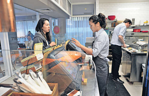 部分香港人在澳洲餐館打工，時薪約100至110港元。（資料圖片）