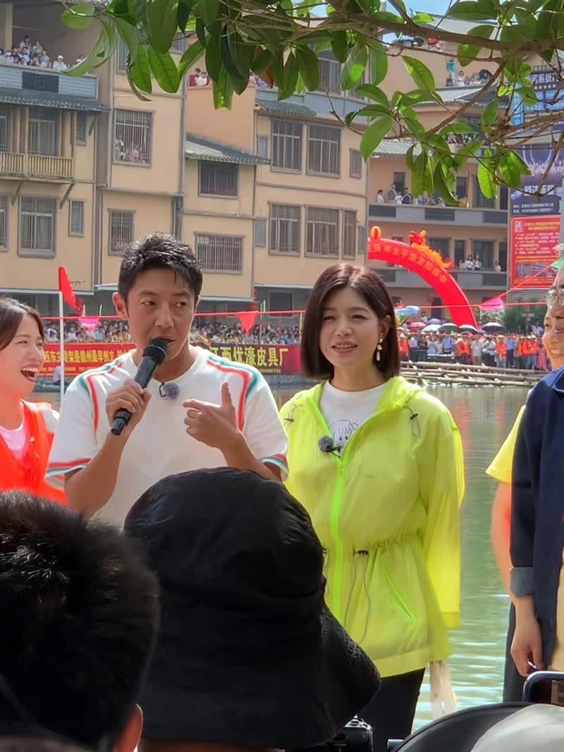 在6月10日端午節時候，陳妍希與央視主持人撒貝寧一起錄製節目。（圖／翻攝自微博）