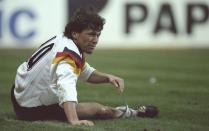 Angeblich brachte Lothar Matthäus einst die goldene Mode-Regel aus Italien nach Deutschland, dass Schuh und Gürtel farblich abgestimmt sein müssen. Aber selbst bei einem wie ihm konnten die Haare schon mal etwas unordentlich über die Ohrläppchen wachsen. Auf Mailands Straßen hätte er sich so wohl nicht blicken lassen dürfen. (Bild: Chris Cole/Allsport/Getty Images)