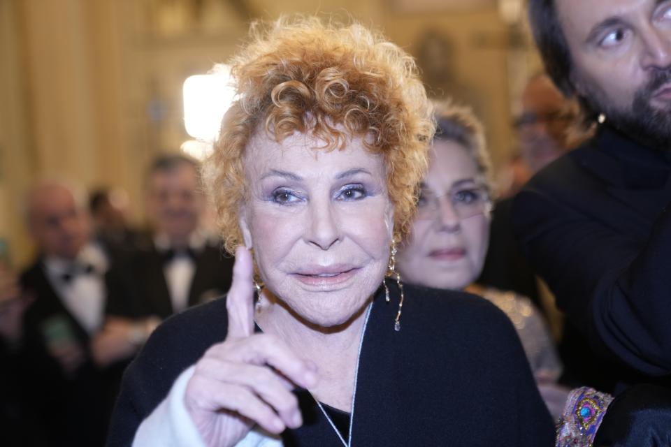 La cantante italiana Ornella Vanoni llega al teatro La Scala para la función inaugural de temporada de "Don Carlo" de Giuseppe Verdi en el teatro La Scala de Milán el jueves 7 de diciembre de 2023. El reconocimiento de la ópera lírica italiana como Patrimonio Cultural Inmaterial de la Humanidad será exaltado el jueves con el estreno de “Don Carlo”. (Foto AP/Luca Bruno)