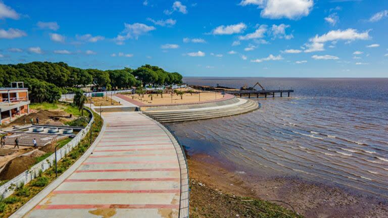 El parque linda con los locales comerciales aún en contrucción del Distrito Jóven (izquierda)