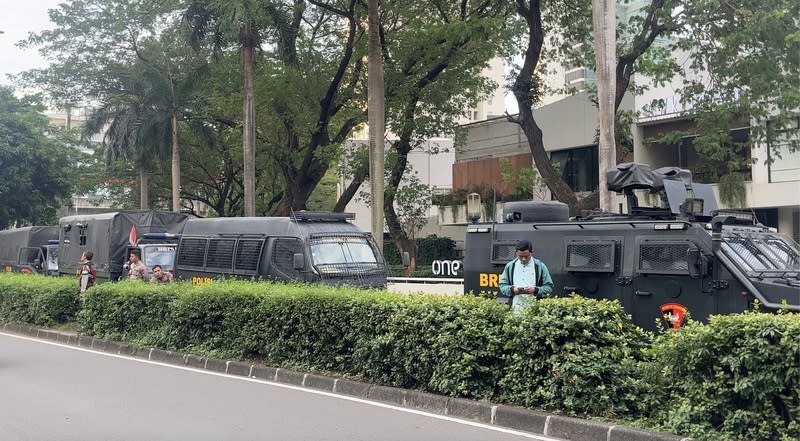 印尼警方出動3輛鎮暴車戒備 印尼穆斯林學生團體13日在中國駐印尼大使館前示 威，這是中國使館本週第2場抗議行動。圖為印尼警 方13日派出3輛鎮暴車在中國使館前戒備。 中央社記者李宗憲雅加達攝  113年6月13日 