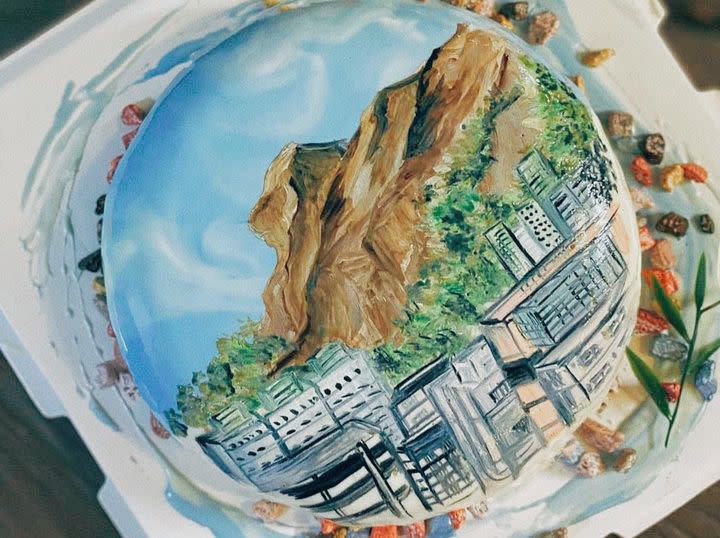 Jay 的水墨畫題材豐富，有不少有香港特色，例如獅子山、鐘樓，份外親切。相片：受訪者提供