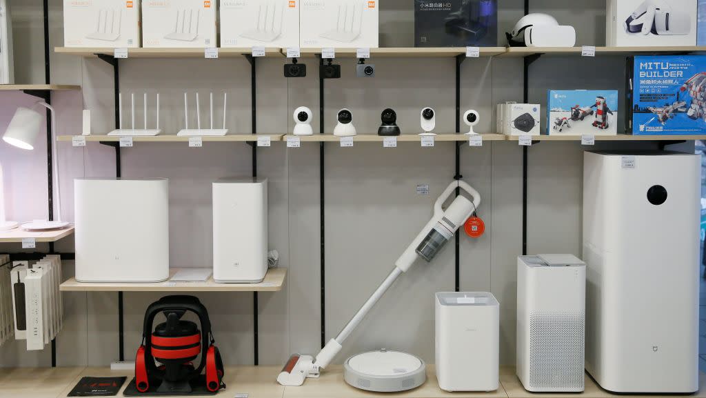 Different electronic devices are seen on the shelves at the Xiaomi store in central Kiev, Ukraine August 7, 2018. REUTERS/Valentyn Ogirenko - RC177BBE37F0