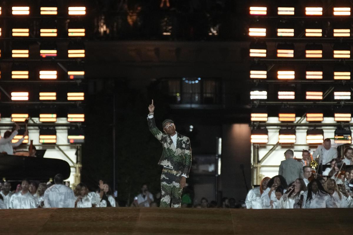 The Daily Herald - Pharrell Williams stages debut for Louis Vuitton on Pont  Neuf