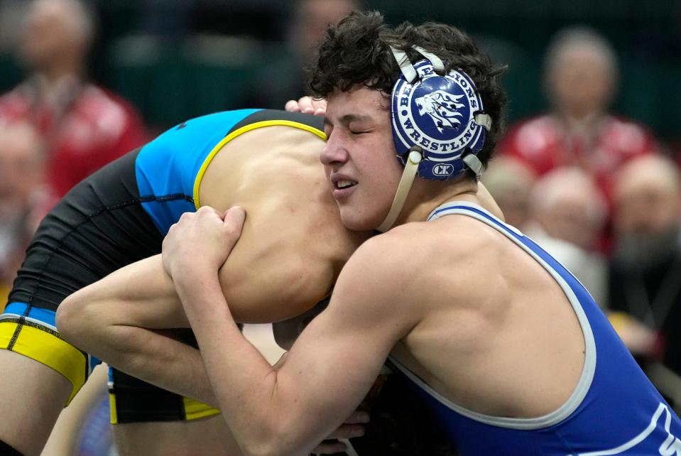 Bexley's Marius Garcia battles Ontario's Aiden Ohi in the 106-pound state final in Division II.
