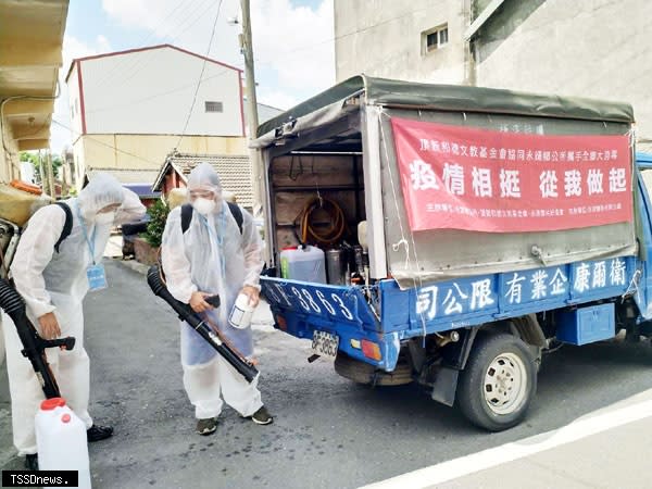 消毒人員徒步進行各村內細部消毒。（圖：頂新和德文教基金會提供）