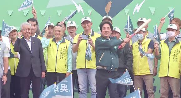 賴清德出席2024賴清德吳琪銘土城競選總部成立大會揮球。