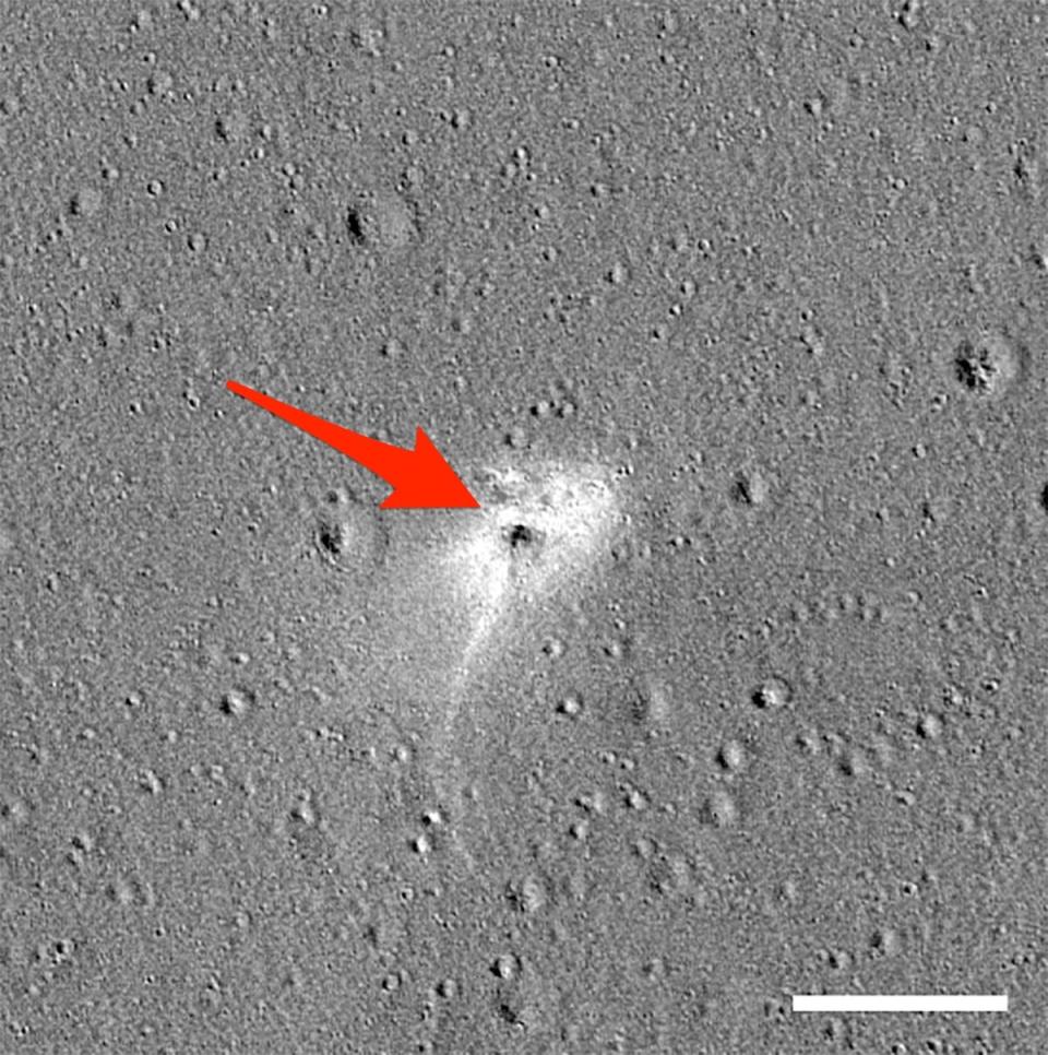 Ein vergrößertes Bild zeigt die Absturzstelle von Beresheet, einer 600 Kilogram schweren Mondlandefähre, die von der israelischen gemeinnützigen Organisation SpaceIL entwickelt wurde. - Copyright: NASA/GSFC/Arizona State University; Business Insider