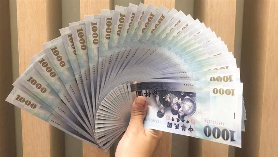 新竹有一對情侶檔刮出100萬元的大獎。（圖／東森新聞）