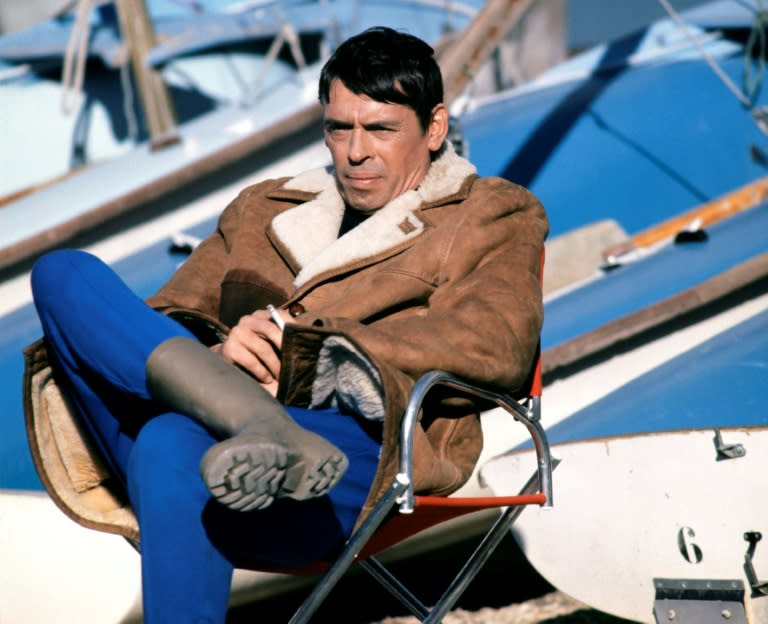 Le chanteur Jacques Brel assis sur le quai du port de Marseille (France), le 1er décembre 1970 (-)