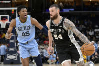 San Antonio Spurs forward Sandro Mamukelashvili (54) drives ahead of Memphis Grizzlies forward GG Jackson (45) in the first half of an NBA basketball game Tuesday, April 9, 2024, in Memphis, Tenn. (AP Photo/Brandon Dill)