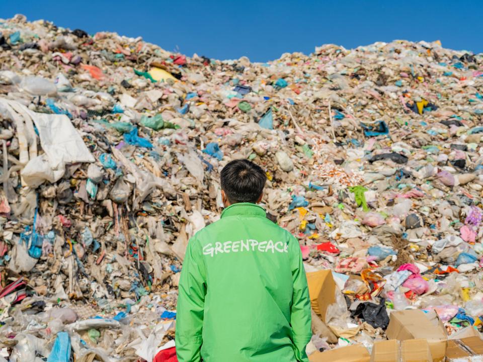綠色和平減塑專案主任張凱婷實地走訪垃圾暫置場，眼前矗立的是堆積如山的塑膠廢棄物和各類垃圾。