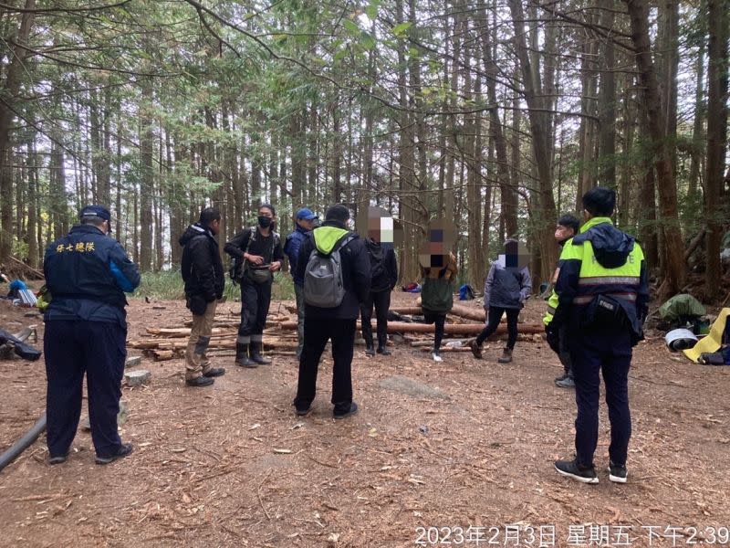 ▲21位登山客昨（3）日在八仙山造林地，違規生火煮食，全數被警方帶回偵辦，恐面臨重刑求償。（圖／東勢林管處）