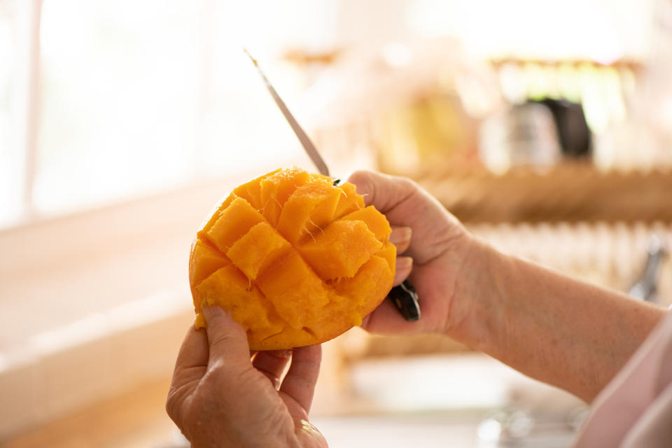 芒果怎麼切才不浪費果肉？專家教6招簡單去皮術。(圖：Gettyimage)