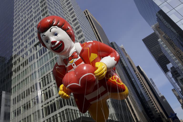 El globo de Ronald McDonald vuela sobre la Sexta Avenida durante el desfile de Thanksgiving Day