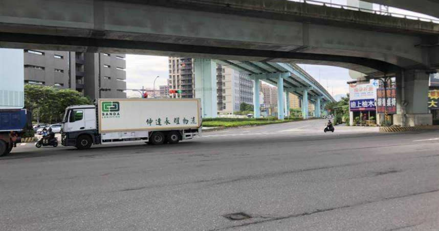 新北市新五路今早發生汽車、機車追撞車禍，造成一傷。（圖／中國時報許家寧）