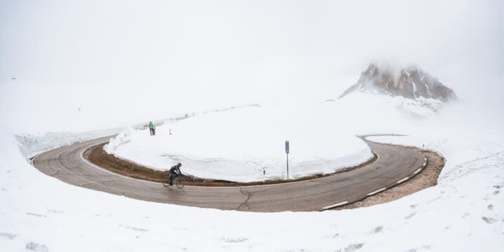 <span class="article__caption">High mountains, the possibility for horrible weather - it’s what the Giro does.</span> (Photo: Gruber Images / VN)