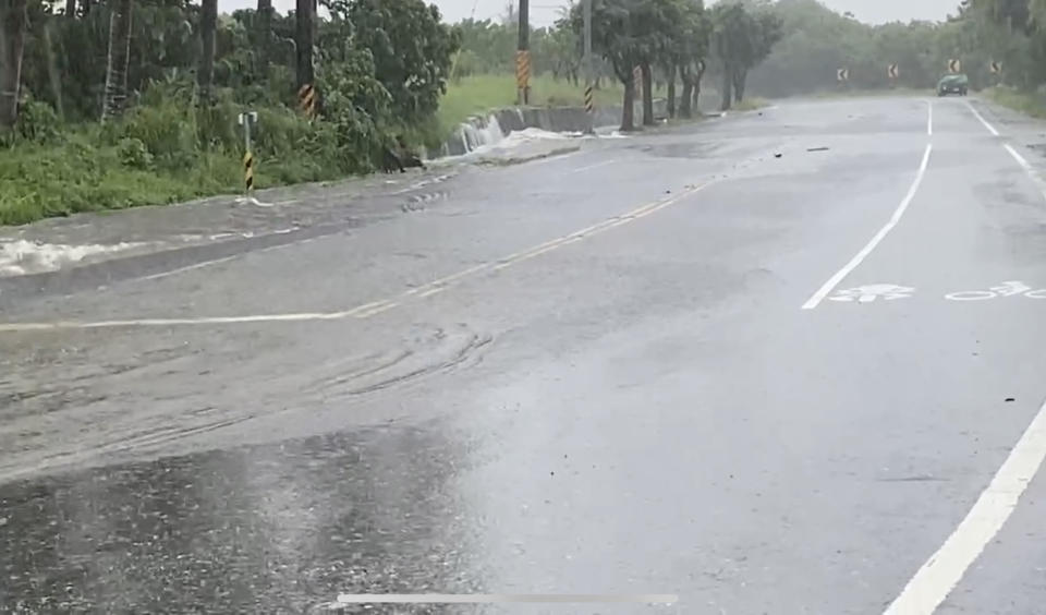 水流不斷湧出地面。（圖／東森新聞）