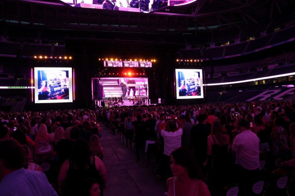 Este era el ambiente que se respiraba en el Bernabéu en el segundo concierto de Luis Miguel