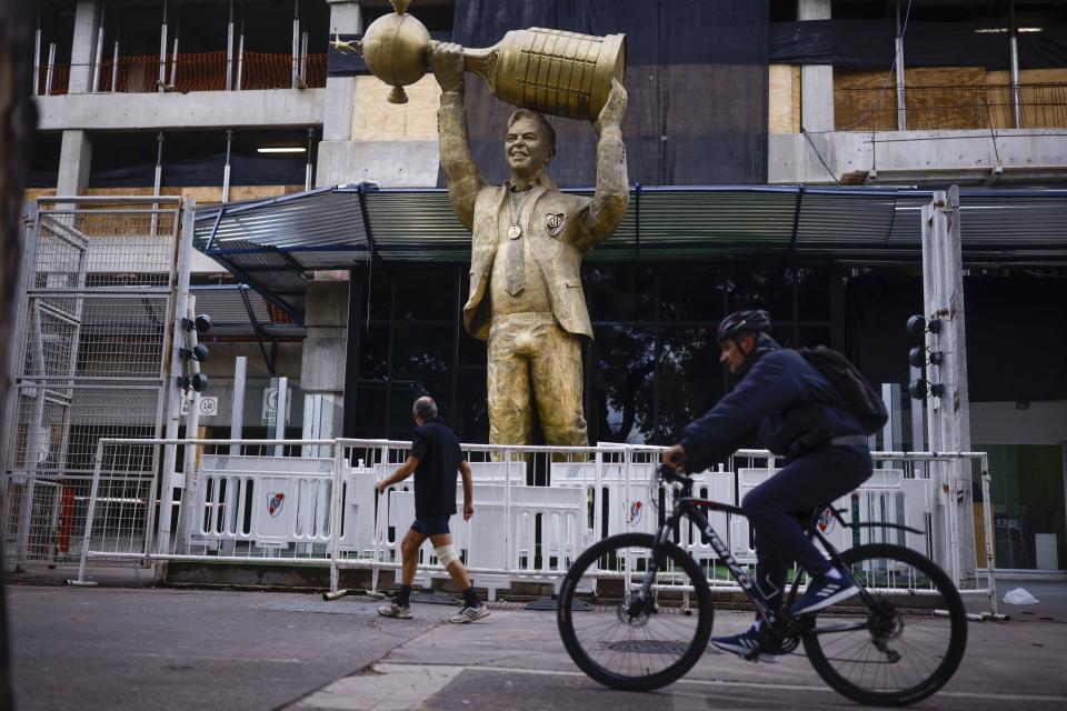 La estatua de Marcelo Gallardo, ex técnico de River Plate, afuera del estadio Monumental en Buenos Aires, el martes 30 de mayo de 2023. (AP Foto/Iván Fernández)