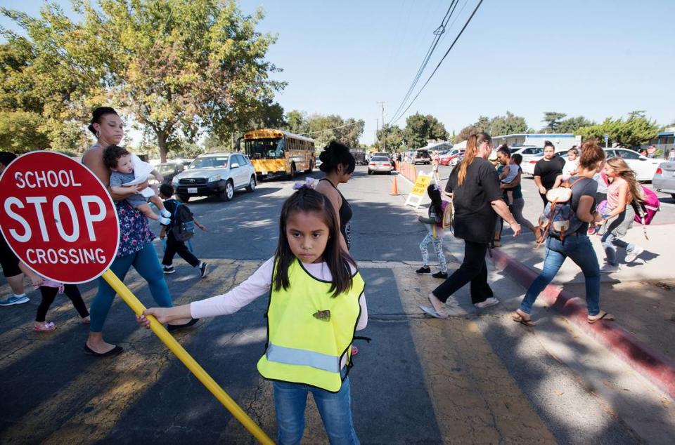Electores aprobaron las Medidas D y E en 2018 para bonos escolares en las Escuelas Municipales de Modesto, con la esperanza de mejoras como un mejor acceso vehicular. En la imagen, María Castañeda trabaja en la patrulla de seguridad de Franklin Elementary School, en Modesto, California, en septiembre de 2018.