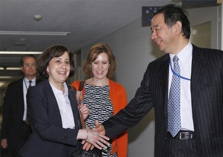 Acting Deputy U.S. Trade Representative Wendy Cutler (L) shakes hands with Japan's deputy chief negotiator Hiroshi Oe ahead of their meeting for the Trans-Pacific Partnership (TPP) free trade negotiation at the Foreign Ministry in Tokyo April 22, 2014. REUTERS/Shizuo Kambayashi/Pool