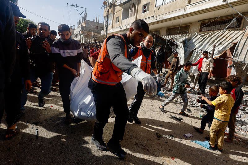 Palestinos cargan a un herido cerca del lugar de un ataque israelí, en Rafah