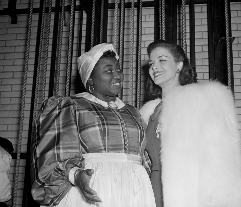 29/03/1941- Nueva York: Estrellas en un acto benéfico. Hattie McDaniel, quien ganó un Premio de la Academia por su papel en la película 