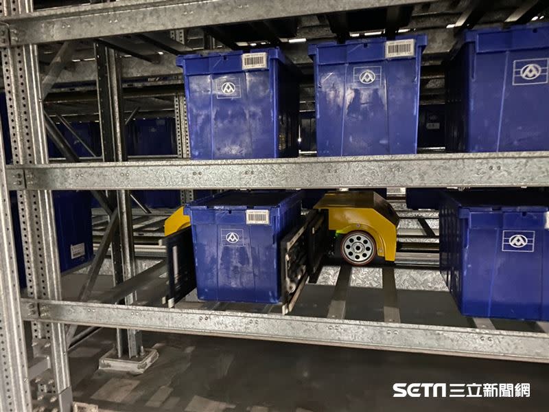 箱式立庫專區透過32台穿梭車，每天可送1萬個物流箱貨物，外型就像是跑車一樣可愛。（圖／記者馮珮汶攝）