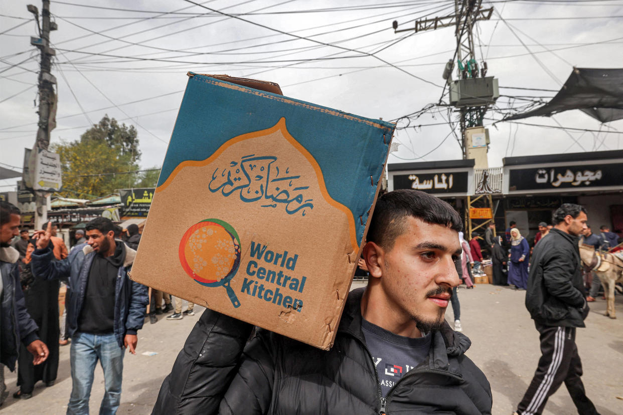 Comme ici à Rafah, en mars dernier, les distributions alimentaires de l’ONG World Central Kitchen vont enfin reprendre à Gaza, un mois après la frappe mortelle dont elle a été victime. 